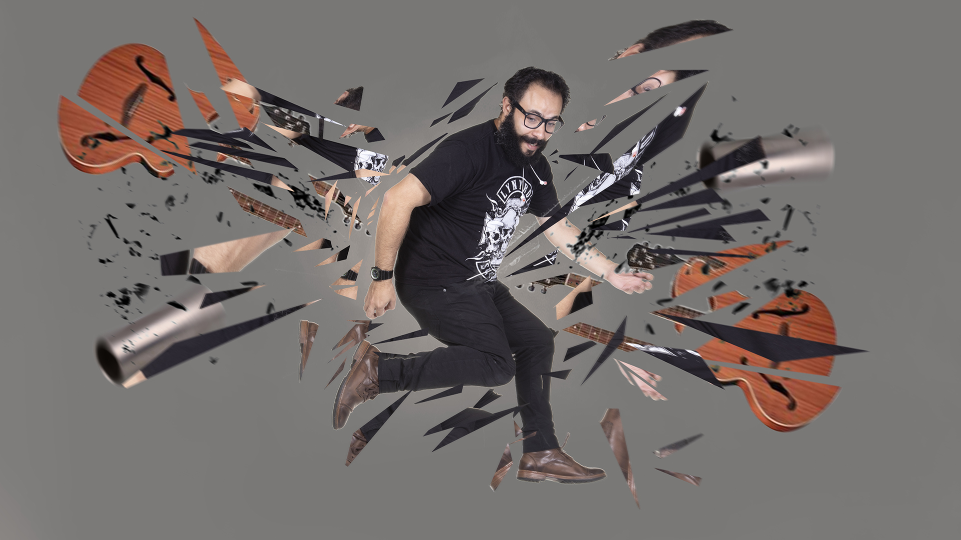 Montagem artística com Dennis Phillipps cercado por fragmentos de instrumentos musicais sobre fundo cinza.