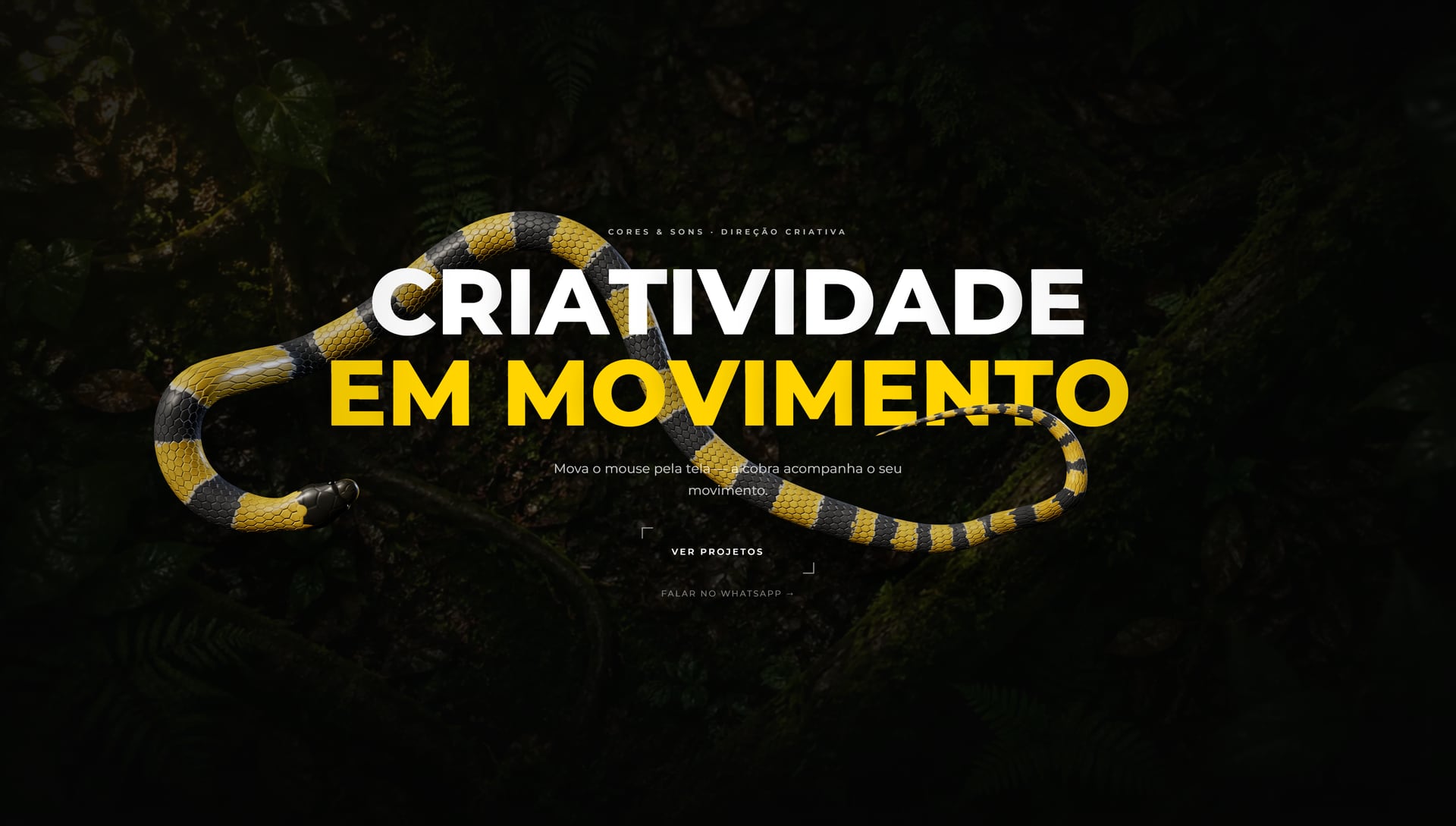 Banner do site da Cores & Sons: a frase “Criatividade em movimento” em branco e amarelo sobre o chão da mata, com uma cobra de anéis amarelos e cinza passando à frente e atrás das letras.