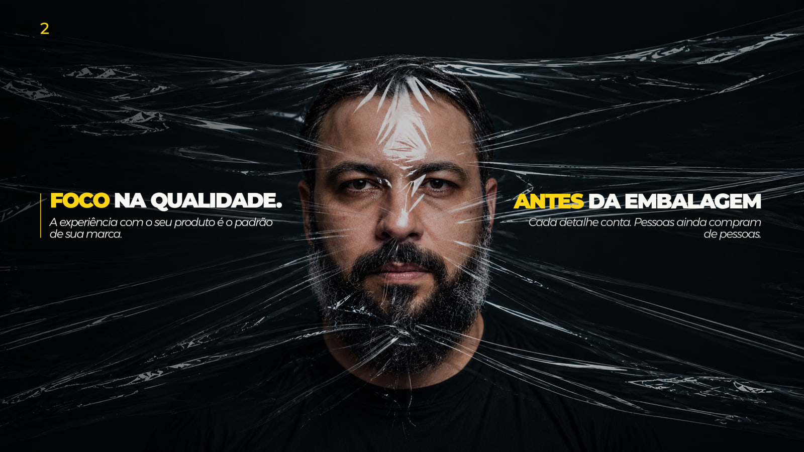 Retrato frontal com o rosto envolto em plástico transparente esticado, com a frase “Antes da embalagem, foco na qualidade”.