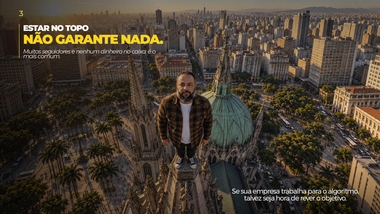 Vista aérea do centro de São Paulo com Dennis Phillipps em pé sobre a torre da Catedral da Sé, com a frase “Estar no topo não garante nada”.