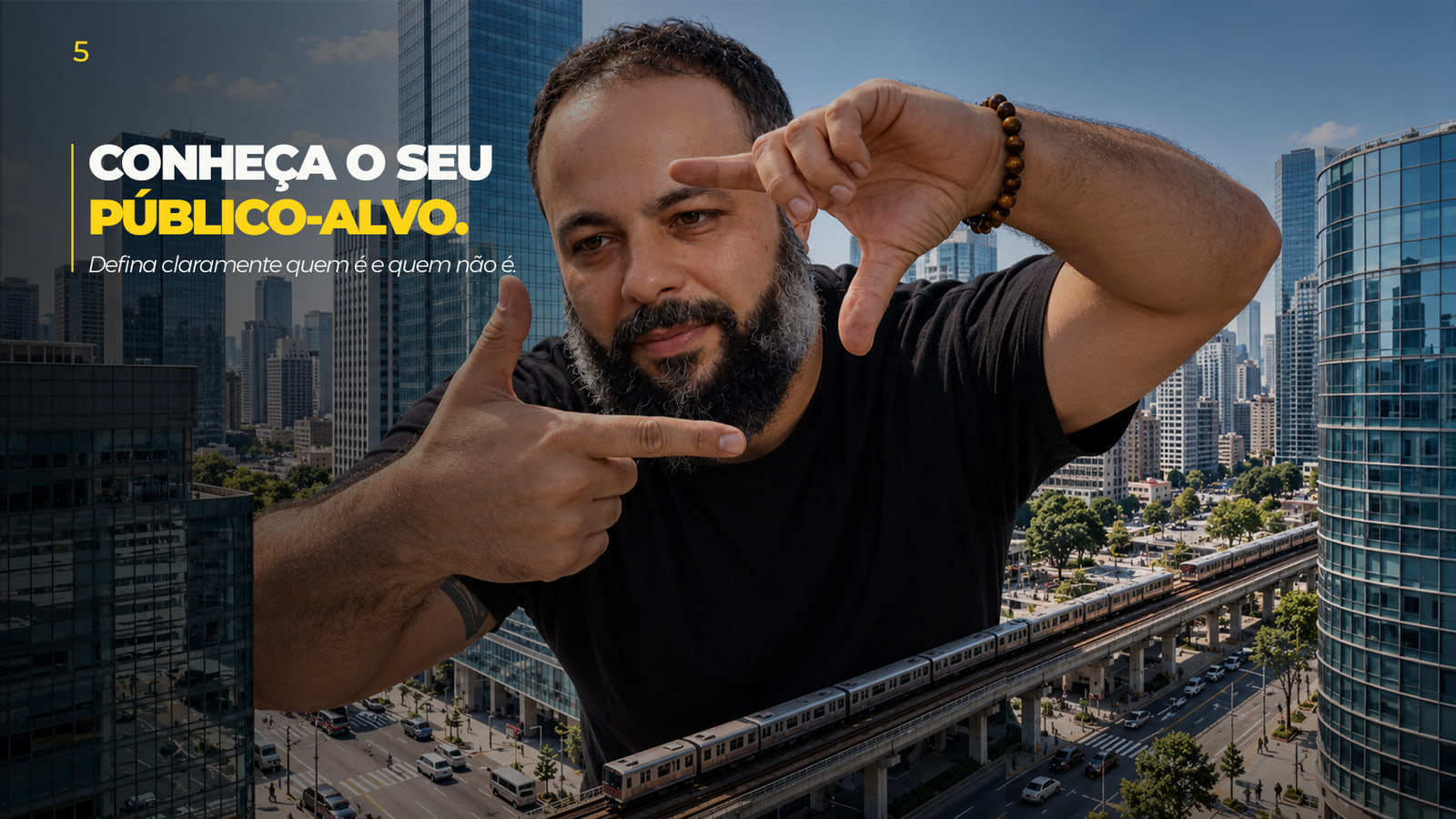 Dennis Phillipps enquadrando a cena com as mãos, prédios espelhados ao fundo, com a frase “Conheça o seu público-alvo”.