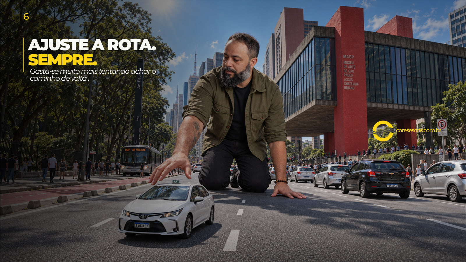 Dennis Phillipps em escala gigante apoiado na Avenida Paulista, com a mão sobre um táxi, com a frase “Ajuste a rota. Sempre”.