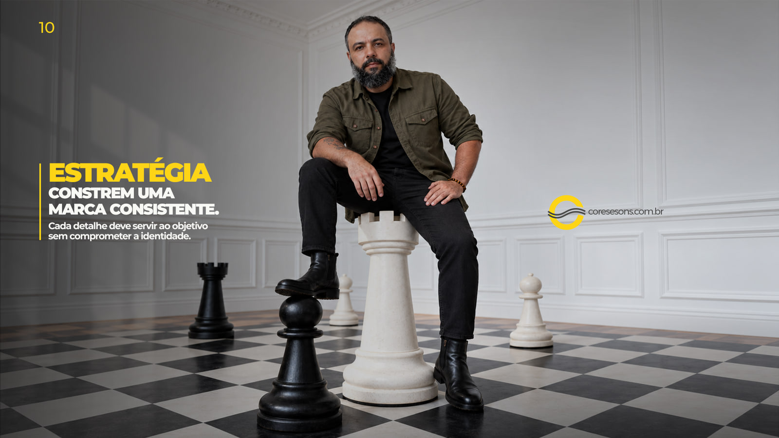 Dennis Phillipps sentado sobre uma torre de xadrez gigante em um salão clássico, com a frase “Estratégia e tática constroem uma marca consistente”.