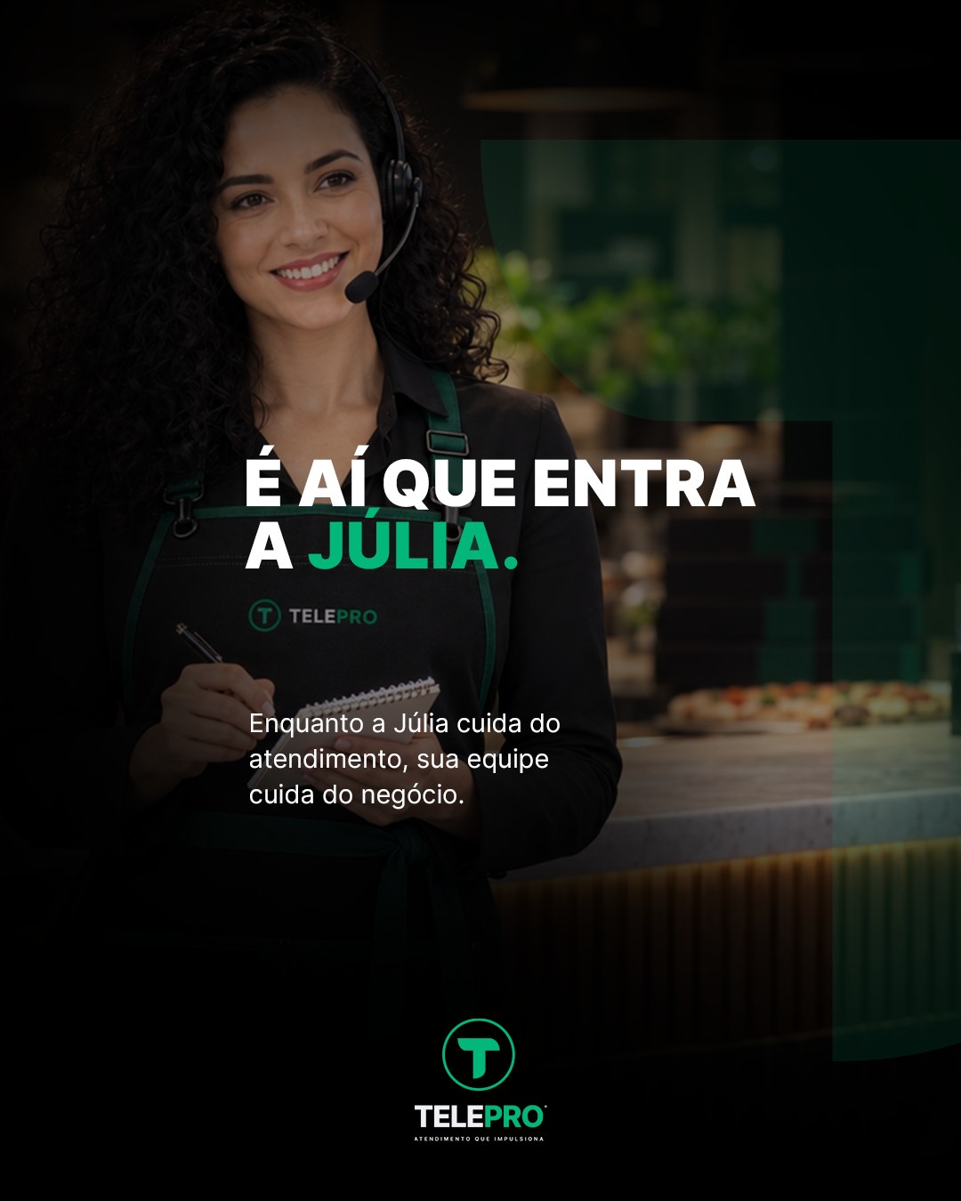Slide do carrossel A1 com a Júlia sorrindo de headset e a frase “É aí que entra a Júlia”.