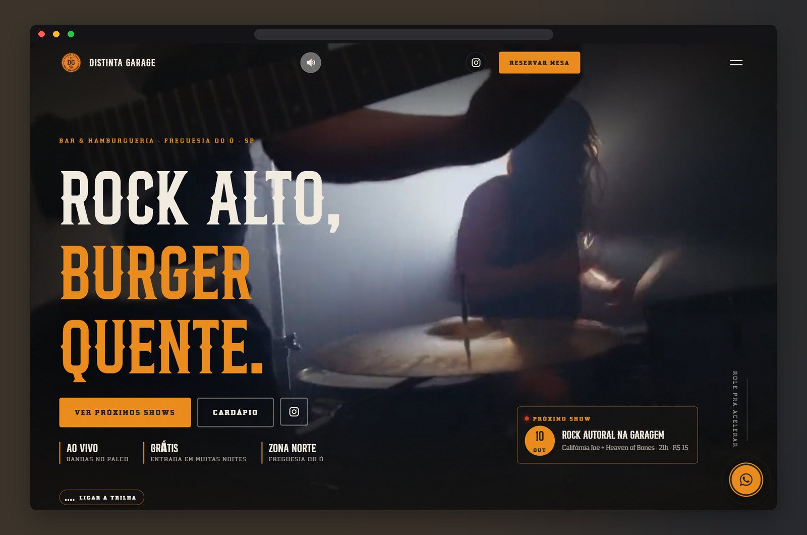 Abertura do site da Distinta Garage no computador: vídeo de banda ao vivo ao fundo, o título “Rock alto, burger quente.” e os botões Ver próximos shows e Cardápio.