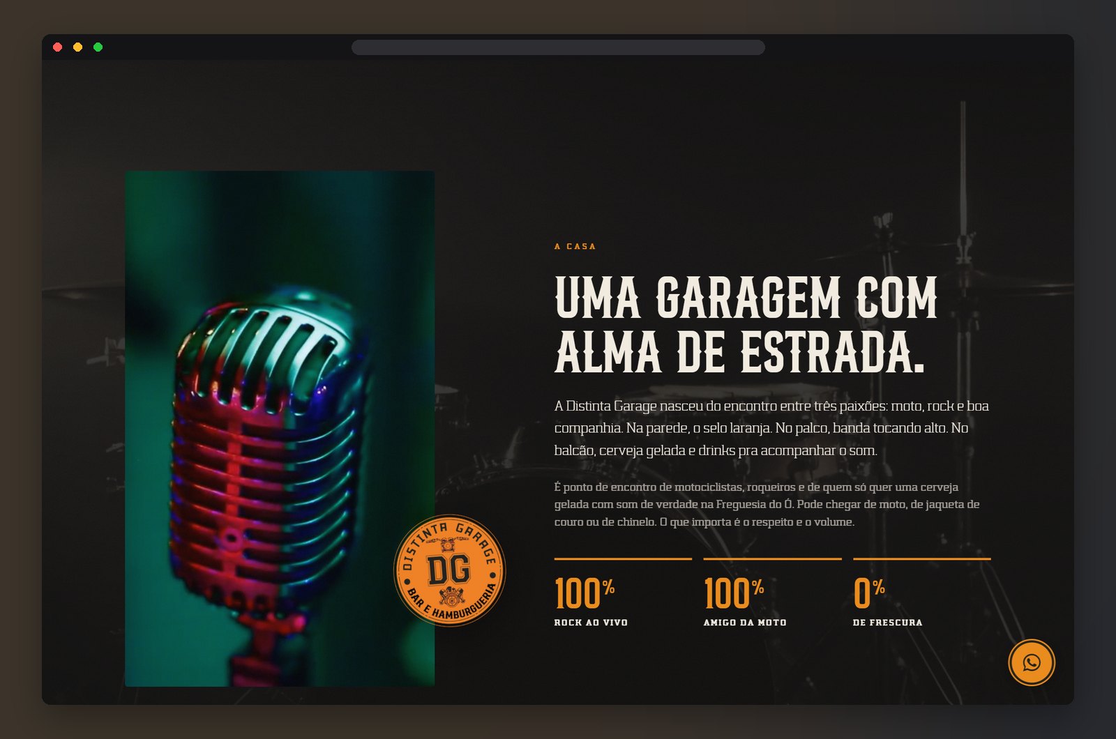 Seção A Casa do site: microfone vintage iluminado em vermelho e verde, o título “Uma garagem com alma de estrada.” e contadores de rock ao vivo e amigos da moto.