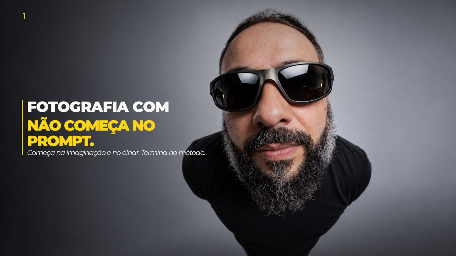 Retrato em grande angular de Dennis Phillipps com óculos escuros e a frase “Fotografia com IA não começa no prompt”.