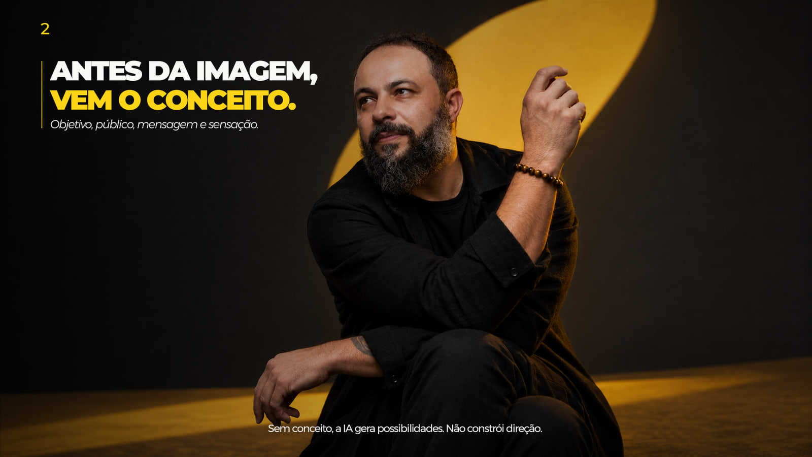 Retrato de perfil com luz recortada amarela na parede e a frase “Antes da imagem, vem o conceito”.