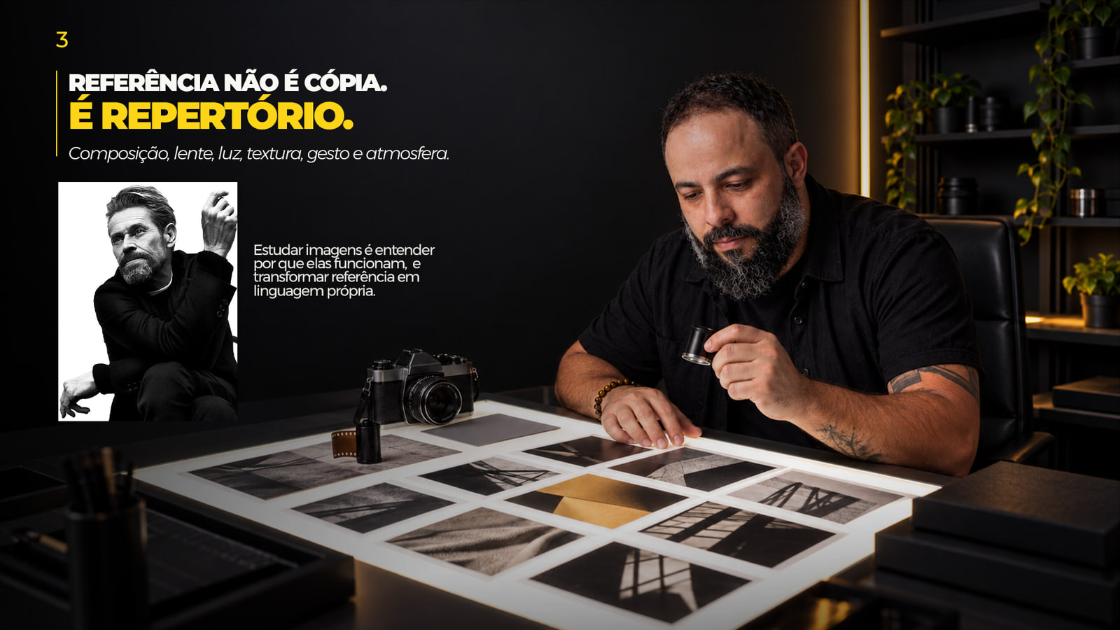 Mesa de luz com contatos fotográficos, lupa e câmera analógica; ao lado, a frase “Referência não é cópia. É repertório”.