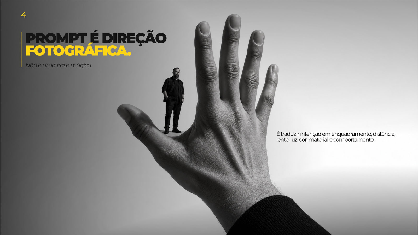 Mão gigante em preto e branco com uma figura humana em pé sobre a palma, ilustrando escala e direção.