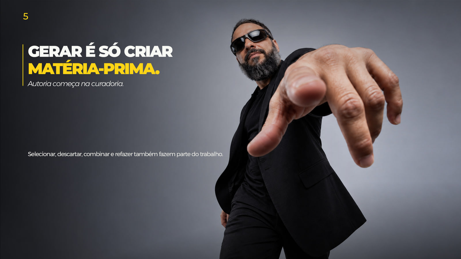 Figura de terno apontando o dedo para a câmera em contra-plongée, com a frase “Gerar é só criar matéria-prima”.