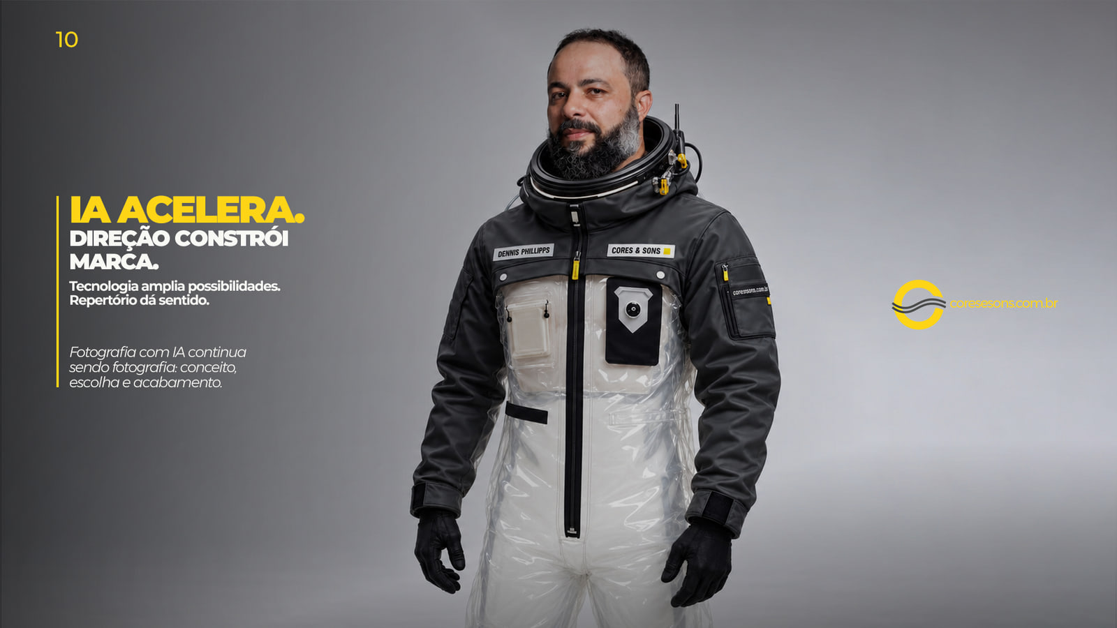 Retrato de corpo inteiro em traje técnico com as etiquetas Dennis Phillipps e Cores & Sons, com a frase “IA acelera. Direção constrói marca”.